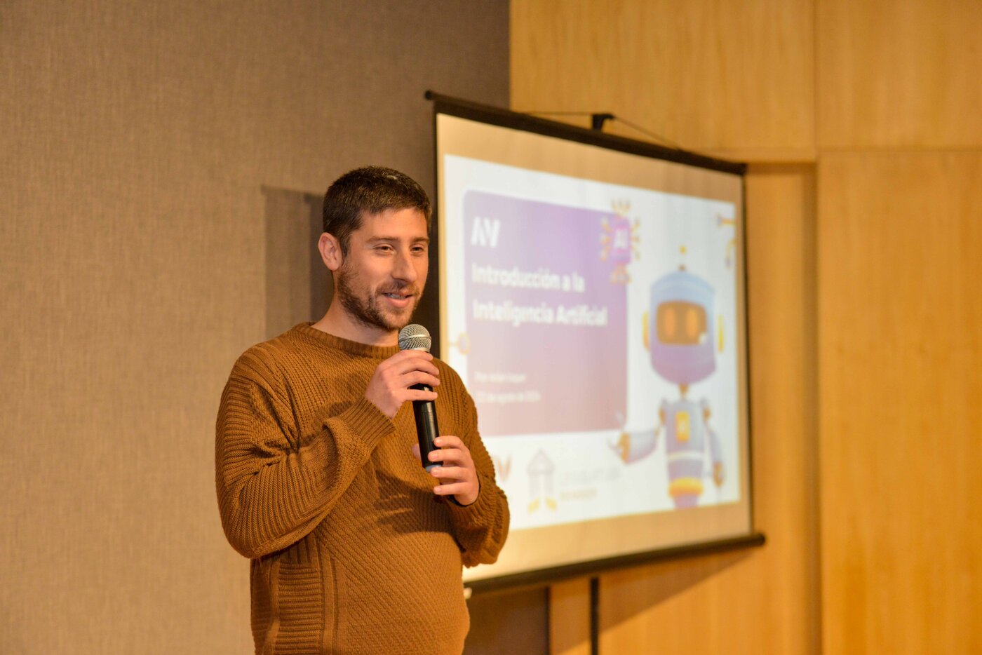 Arián Vaquer dando una charla sobre Introducción a la Inteligencia Artificial